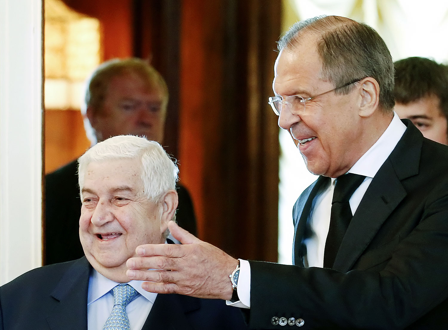 Szergej Lavrov orosz külügyminiszter mutatja az utat a szír külügyminiszternek, Walid al-Muallemnek Moszkvában