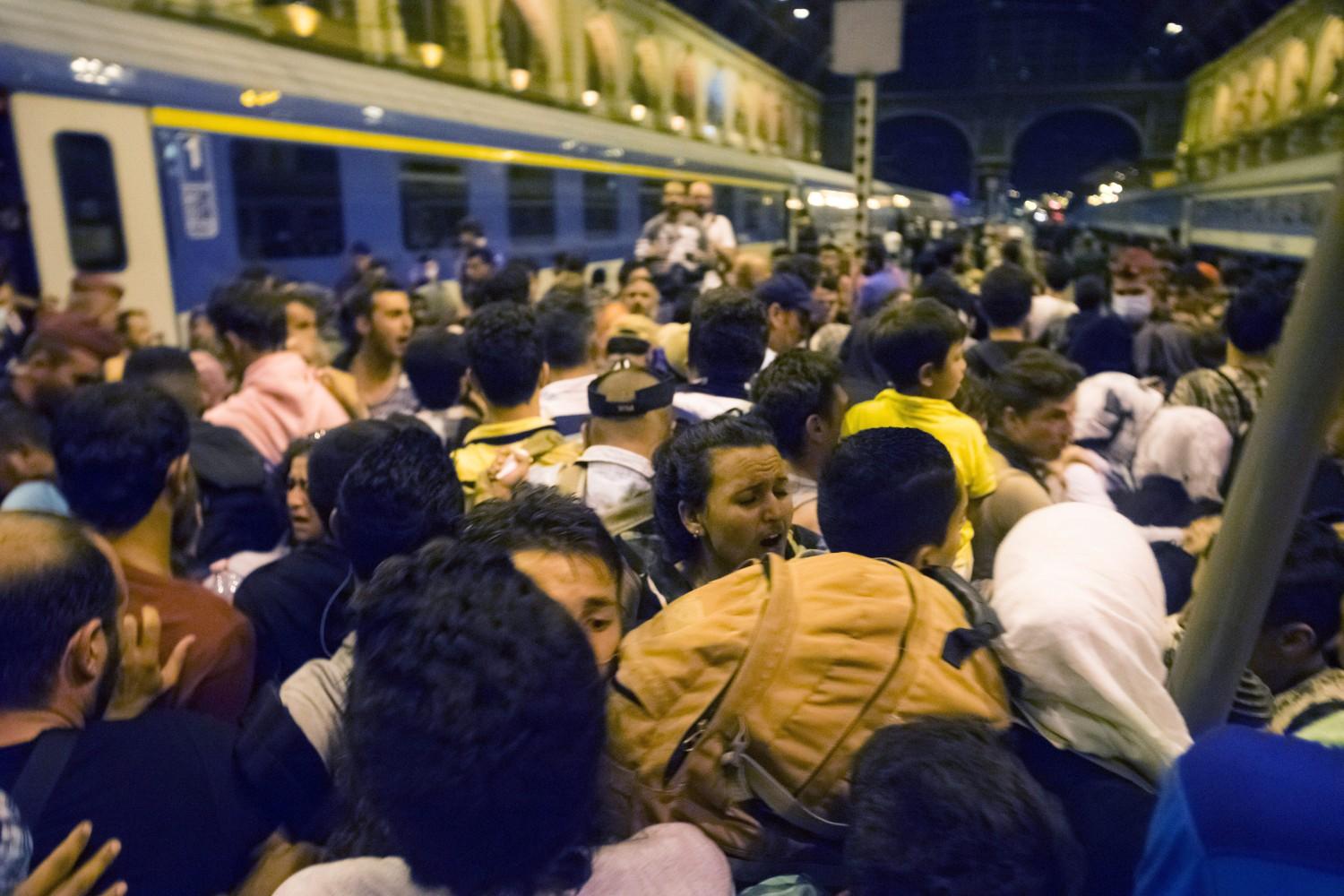 Már-már kezelhetetlenné vált a tömeg a pályaudvaron