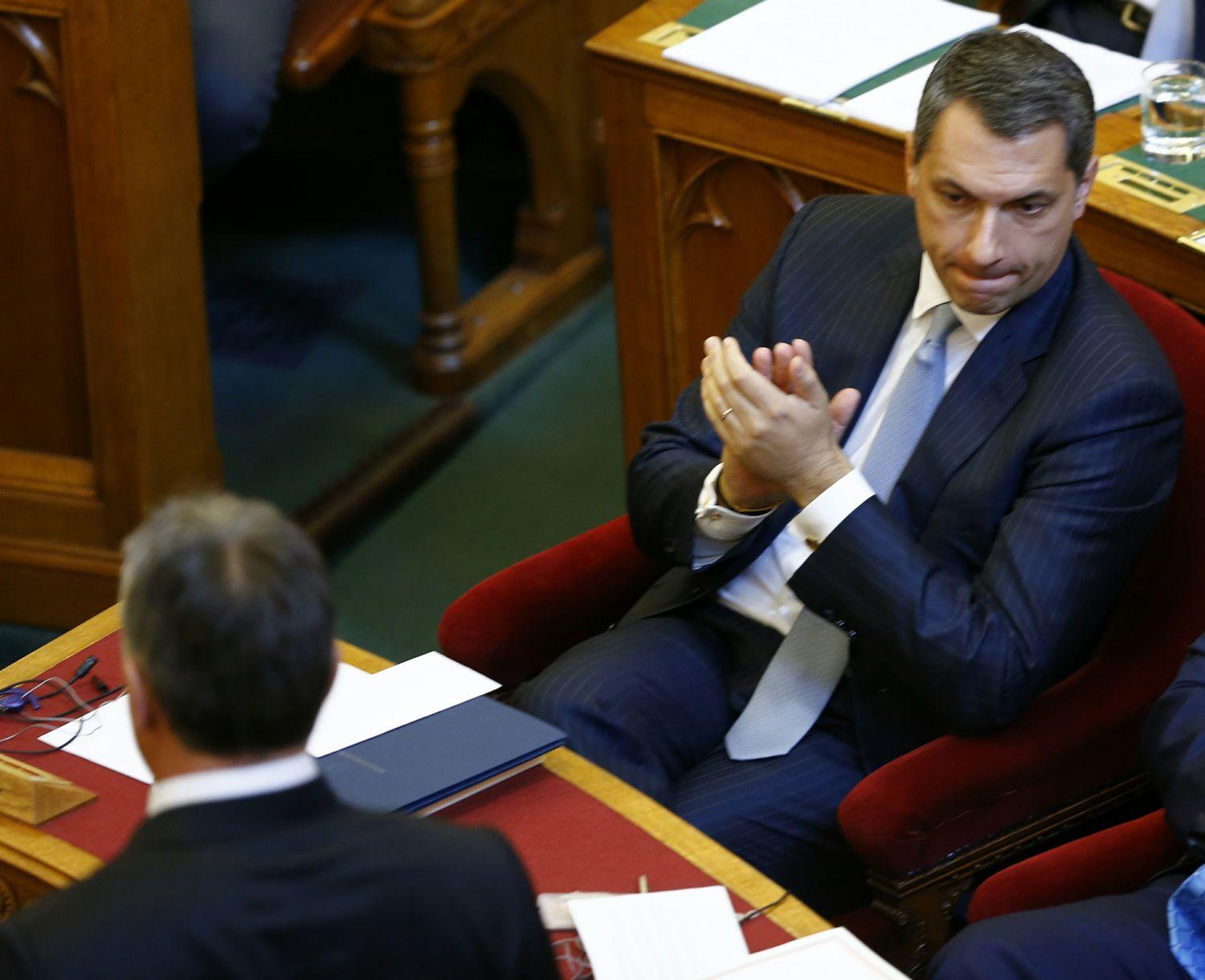 Orbán Viktornak tapsol Lázár János a parlament hétfői ülésén
