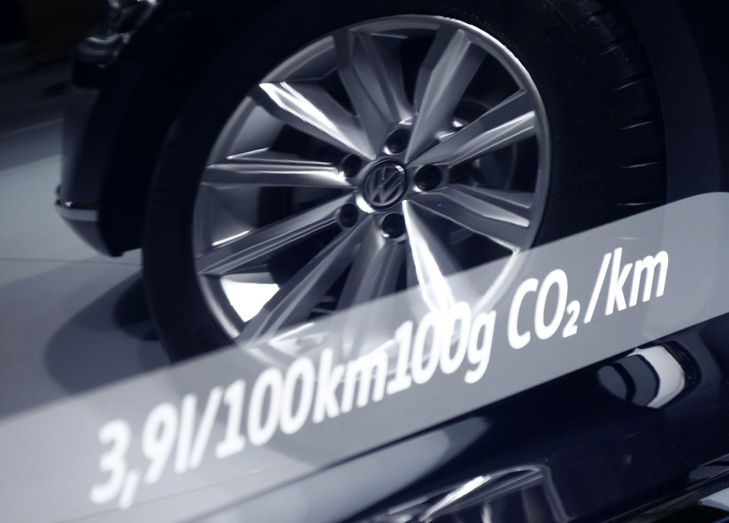 Papíron jól néz ki: lenyűgöző kibocsátási értékekkel hirdetik az új Volkswagen Passatot a frankfurti autós kiállításon
