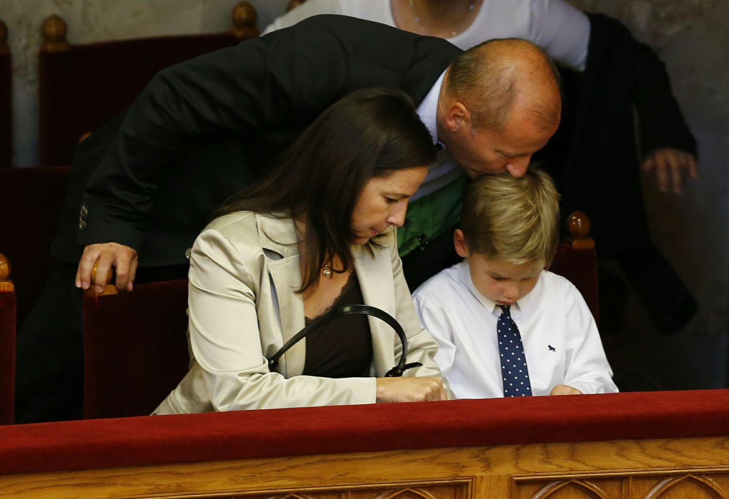 Simicskó István családjával a parlamenti páholyban: csókoltat a hadsereg