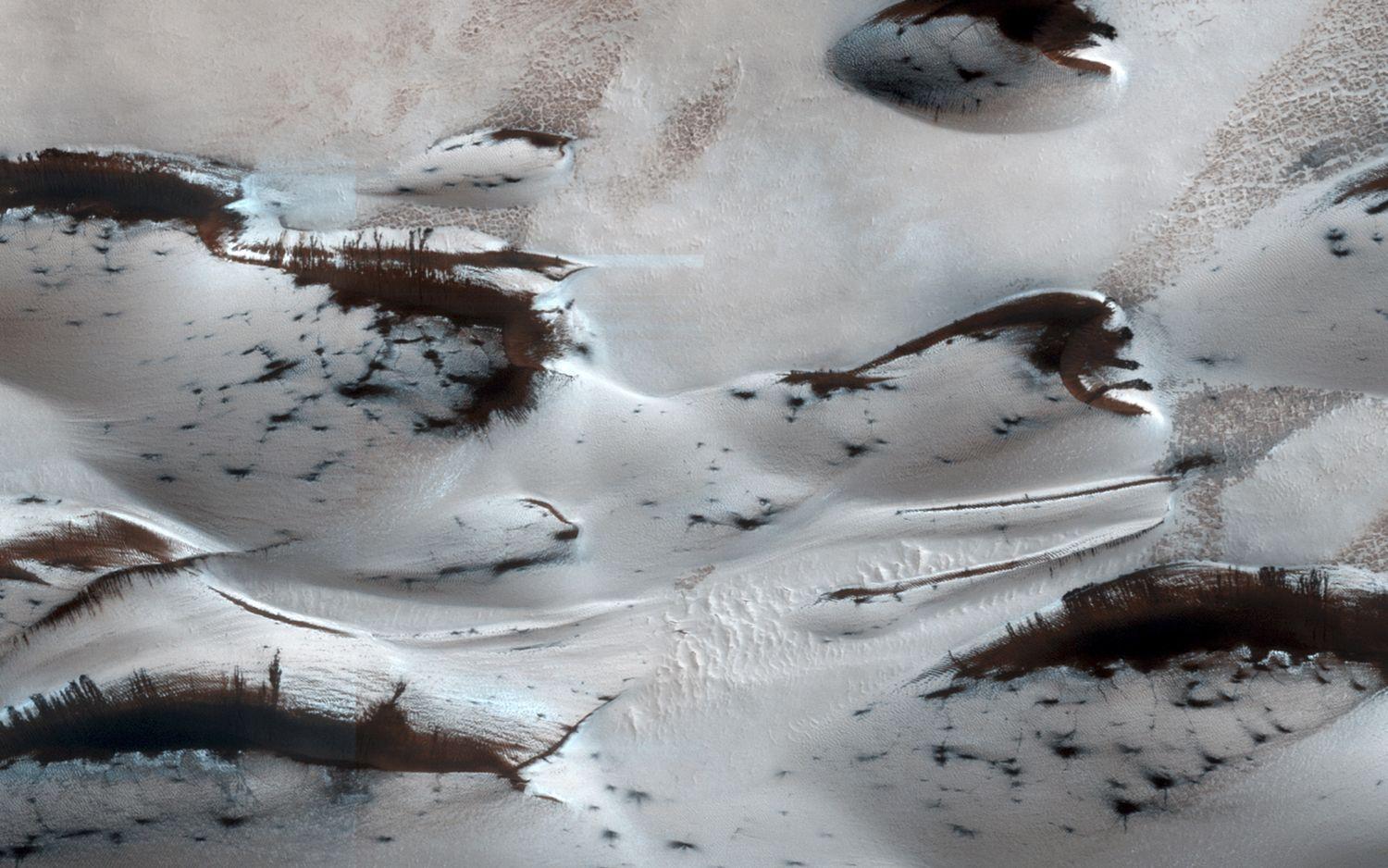 Izgalmas helyek várnak felfedezésrea  Marson. A NASA Mars Reconnaissance Orbiterje még 2014 januárjában készítette ezt a felvételt a legészakabbi, szárazjégbe fagyott homokdűnékről