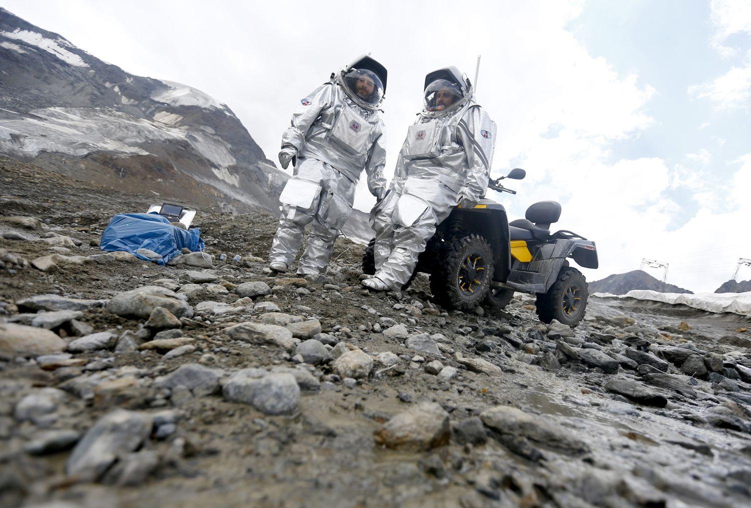 Stefan Dobrovolny osztrák és Inigo Munoz Elorza spanyol asztronauták Mars-küldetést gyakorolnak a tiroli gleccserekben