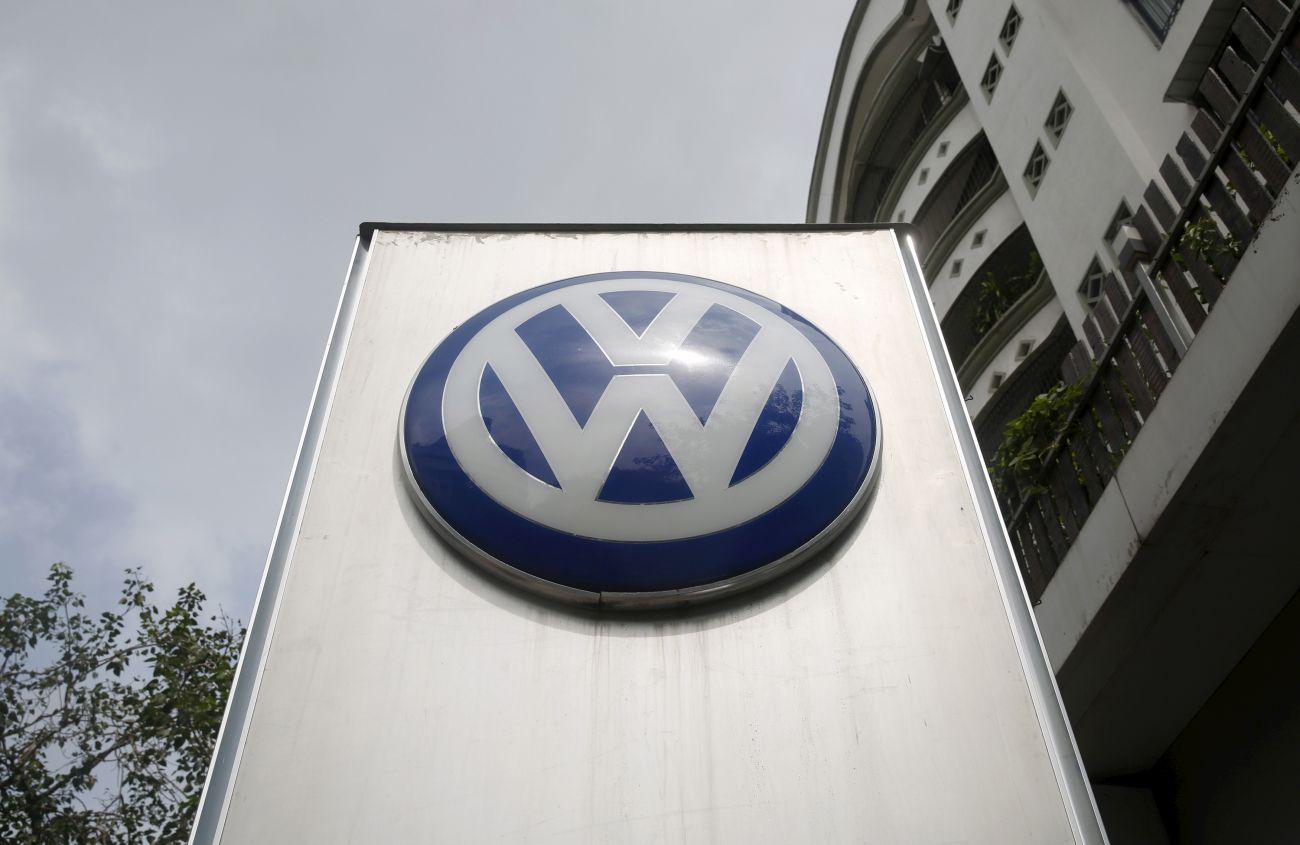 Volkswagen-embléma egy mumbai autókereskedés előtt. Soha többé?