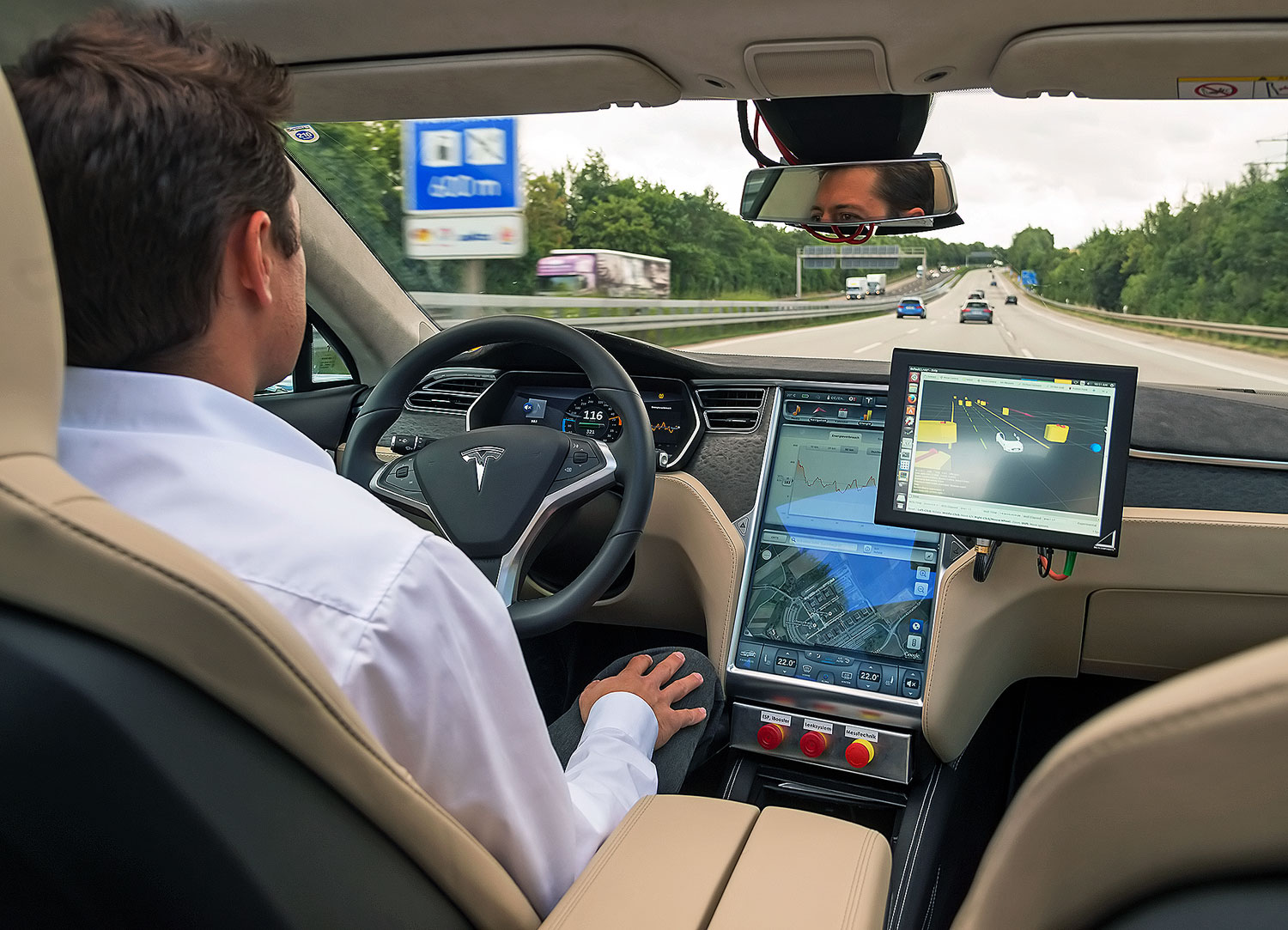 Autópályán a Bosch által fejlesztett önvezető Tesla