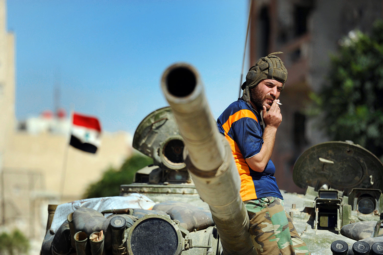 Szíriai kormánykatona orosz gyártmányú tankon. Hamarosan segítséget kaphat