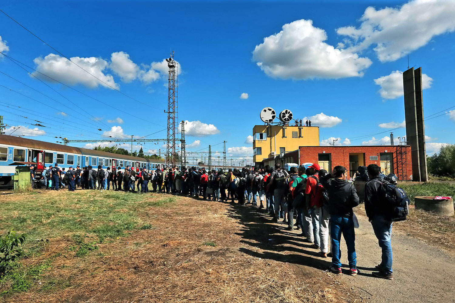 A magyar rendőrök vonatra szállítják a menekülteket a magyar–horvát határon