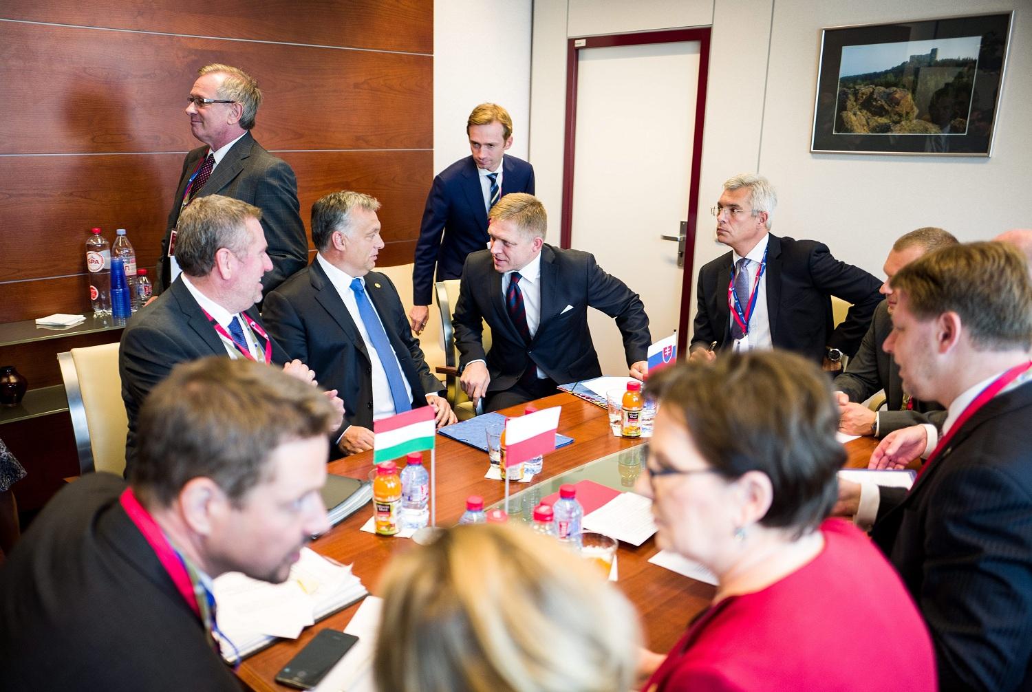A kvótaháború élharcosai: Orbán Viktor magyar és Robert Fico szlovák miniszterelnök a rendkívüli EU-csúcs előtt tartott V4-találkozón