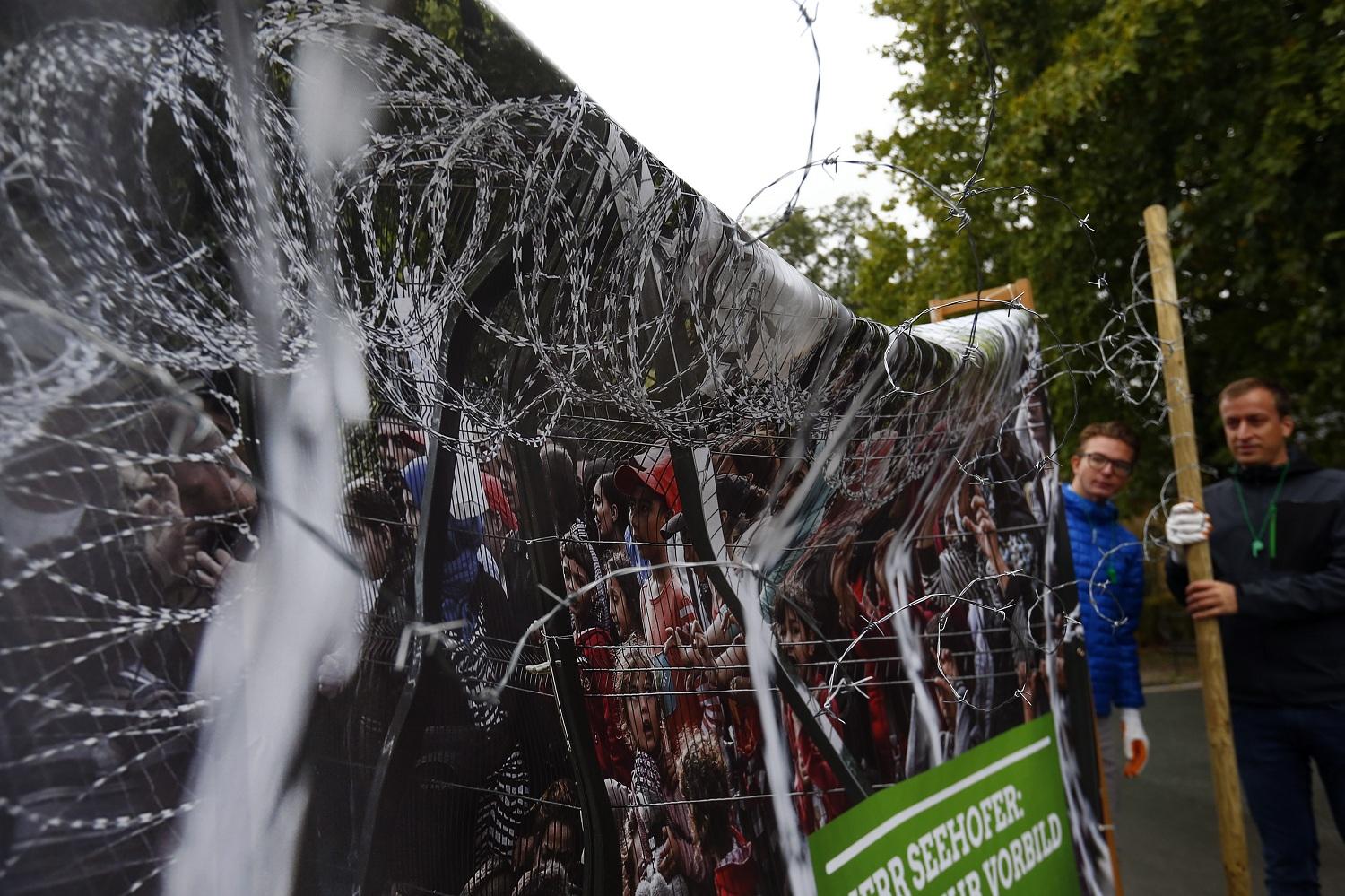Az Orbán-kormány bevándorlási politikája ellen tüntettek szerdán Németországban