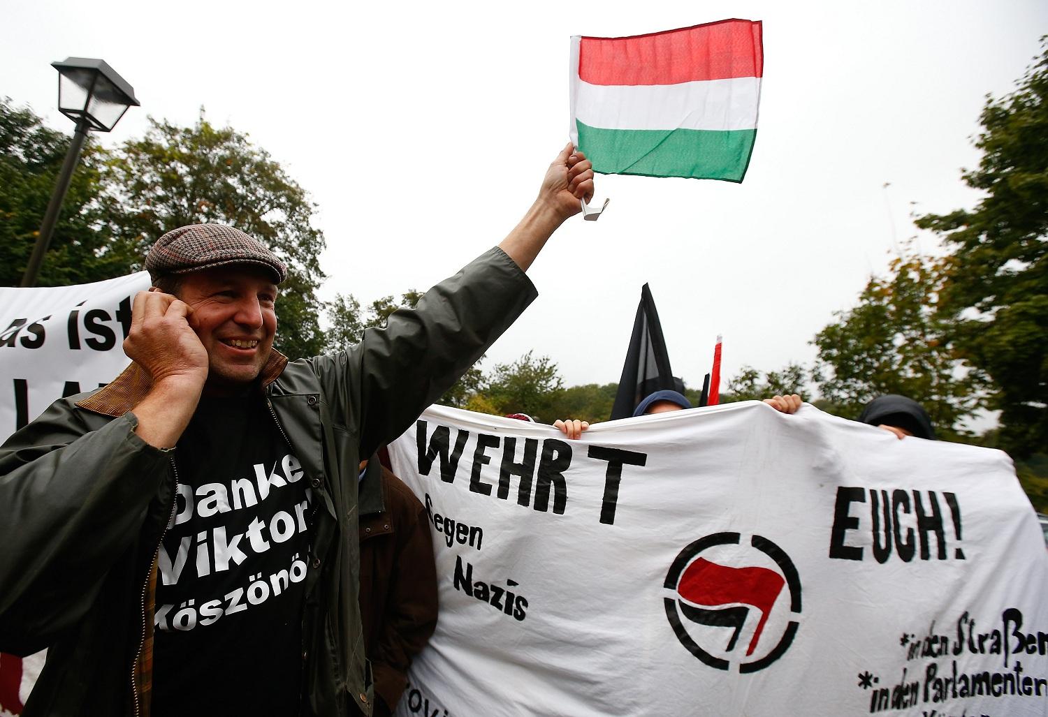 Német 'békemenetesek' is várták Orbánt