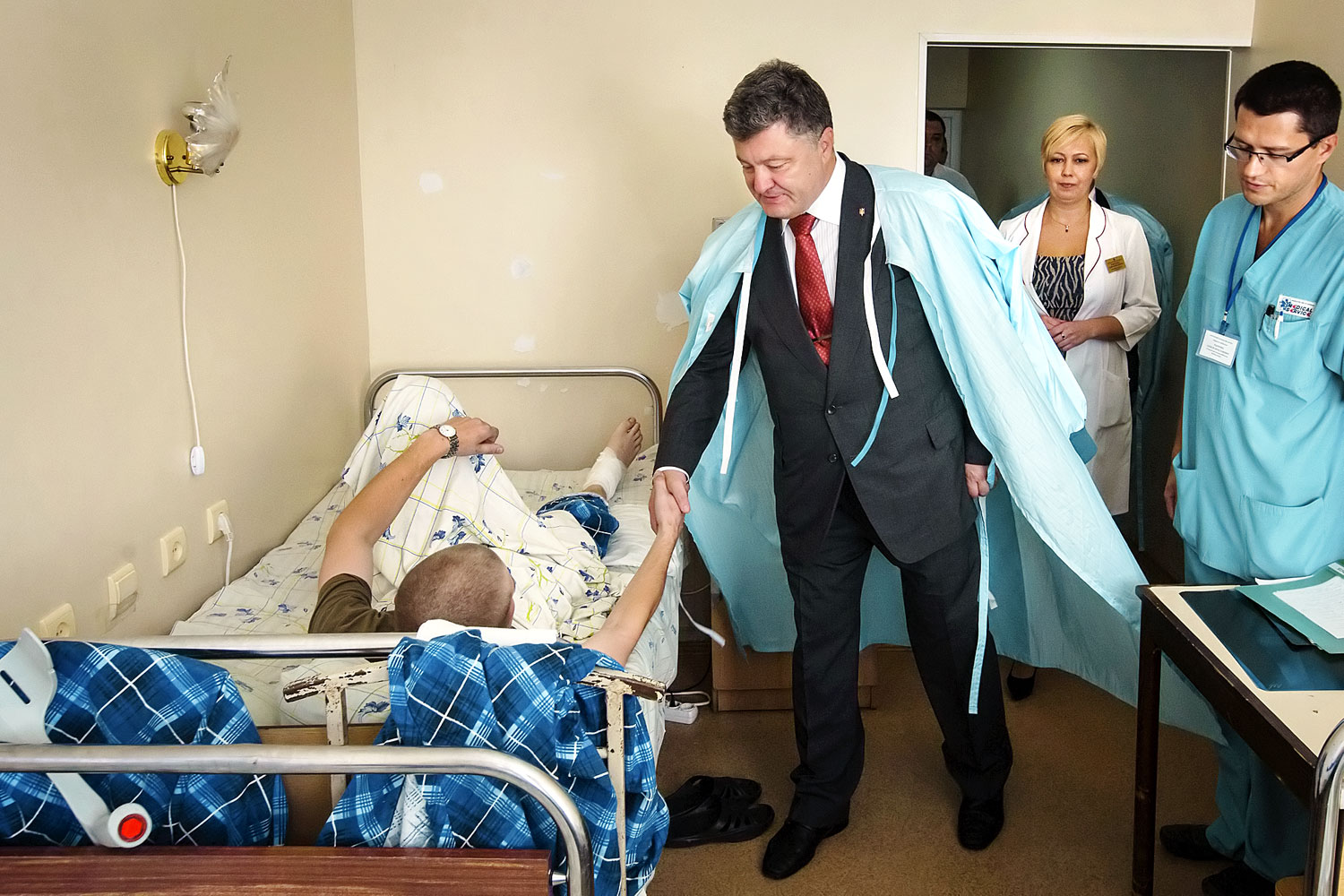 Porosenko elnök meglátogatja a hétfői összecsapások egyik sebesültjét