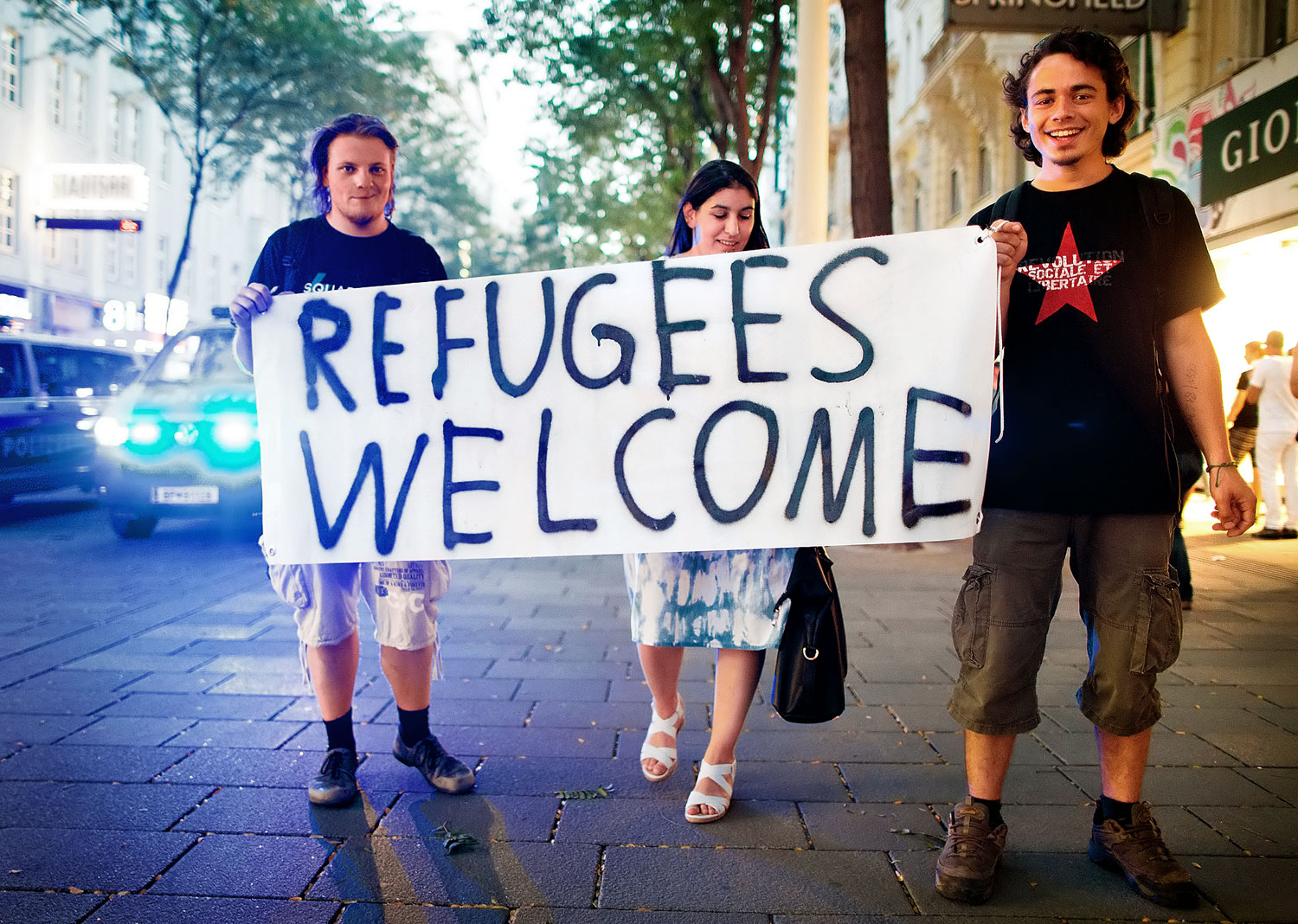 Hárman a húszezerből: menekültbarát tüntetők