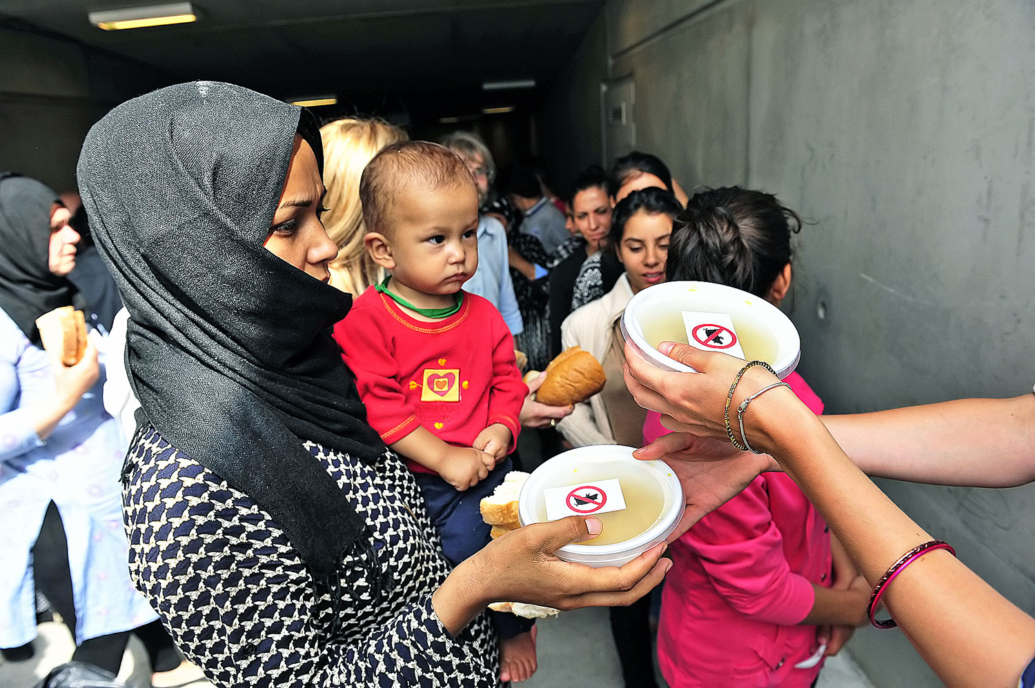 A civilek 140 ezer üveg ásványvizet, 50 ezer adag ételt osztottak ki a menekültek között