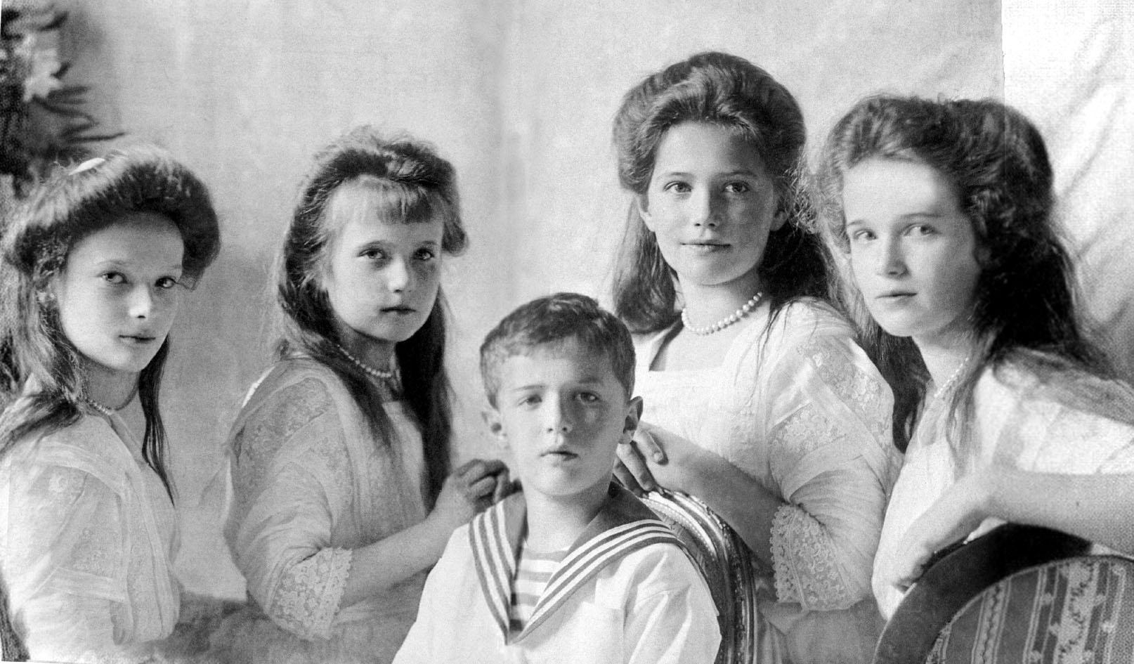 A cári gyermekek 1910-ben (balról jobbra: Tatyjana, Anasztaszija, Alekszej, Marija, Olga)