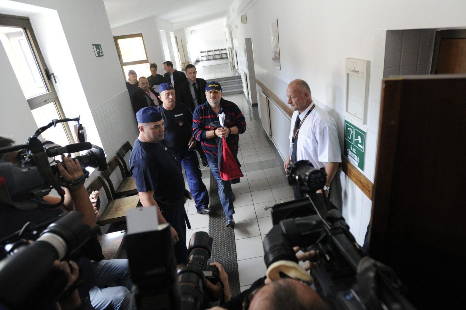 A lopás és vesztegetés gyanúja miatt őrizetbe vett Galambos Lajost rendőrök kísérik a Budaörsi Járásbíróságra, ahol döntöttek előzetes letartóztatásáról