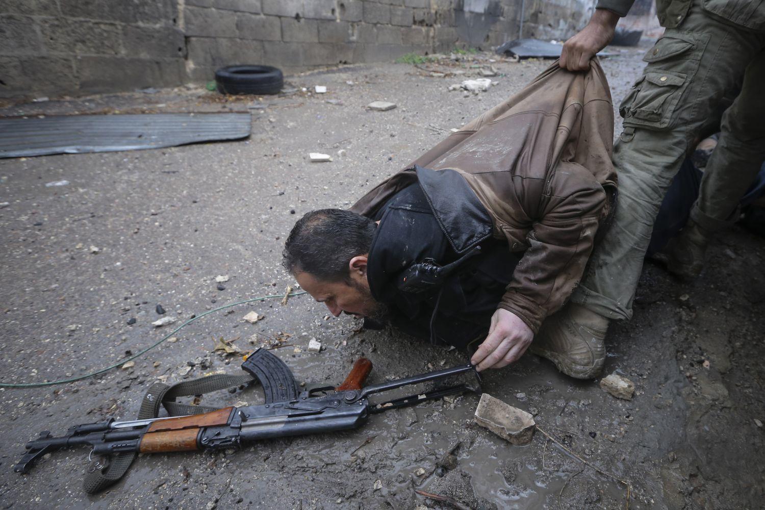 A tavalyi World Press Photo egyik díjnyertes képén szíriai lázadók mentik egyik megsebesült társukat Damaszkuszban. A meglőtt férfi később belehalt sérüléseibe. 