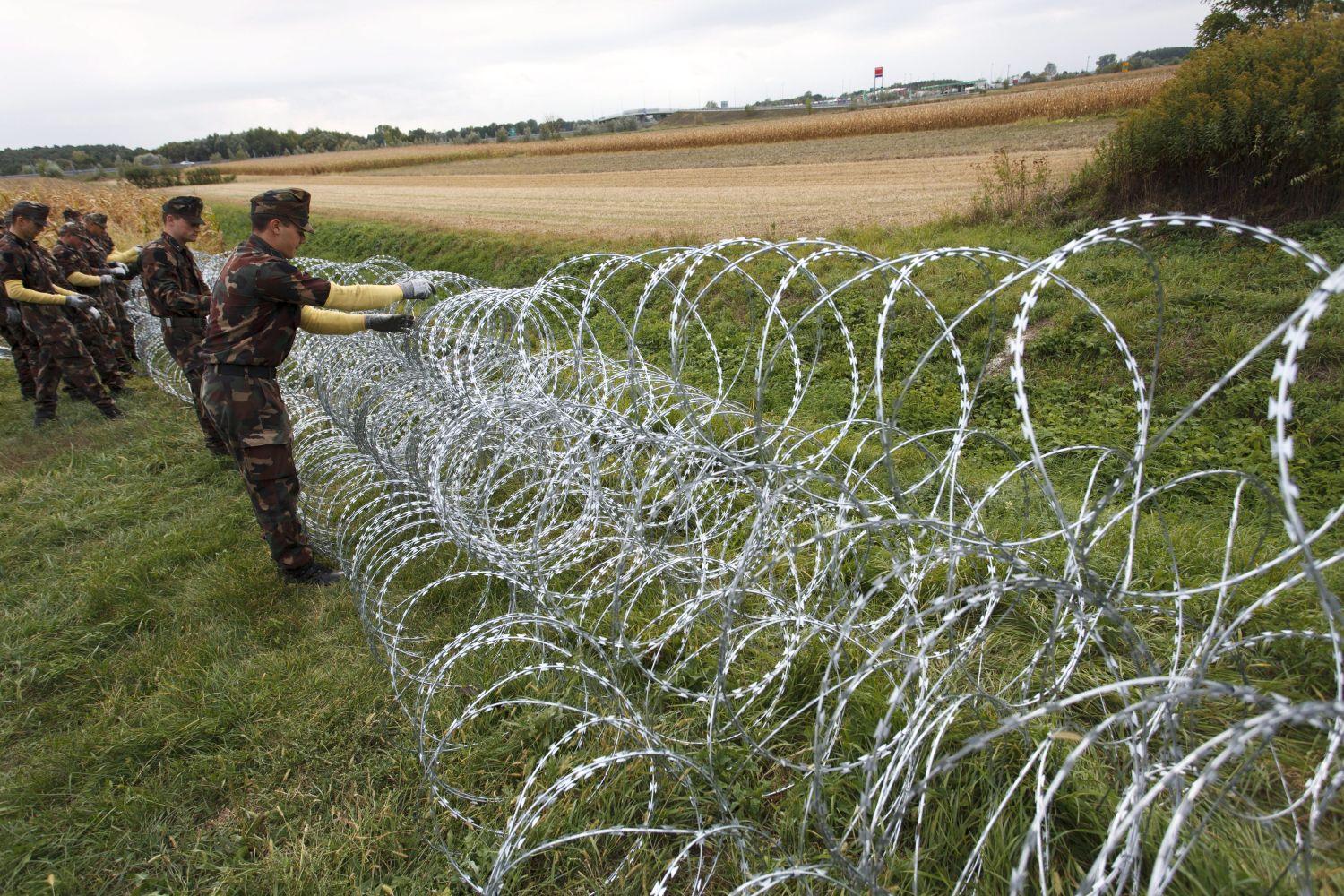 Katonák gyorstelepítésű drótakadályt helyeznek ki a magyar-szlovén határnál, Tornyiszentmiklós közelében