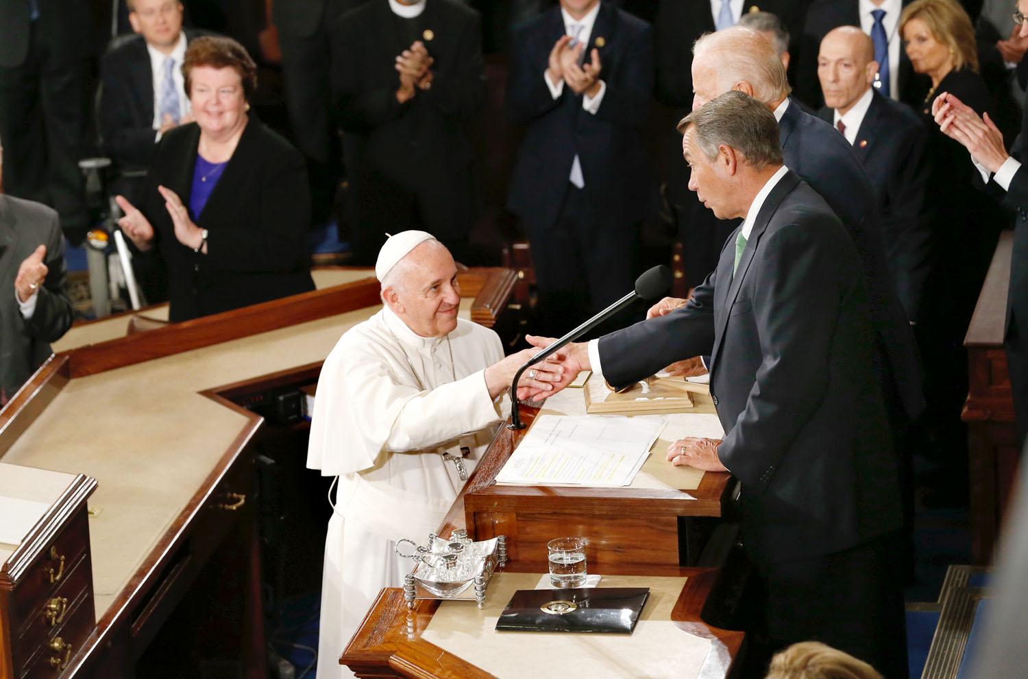 John Boehner házelnök a beszéd előtt köszöntötte a pápát. Utána jött a feketeleves
