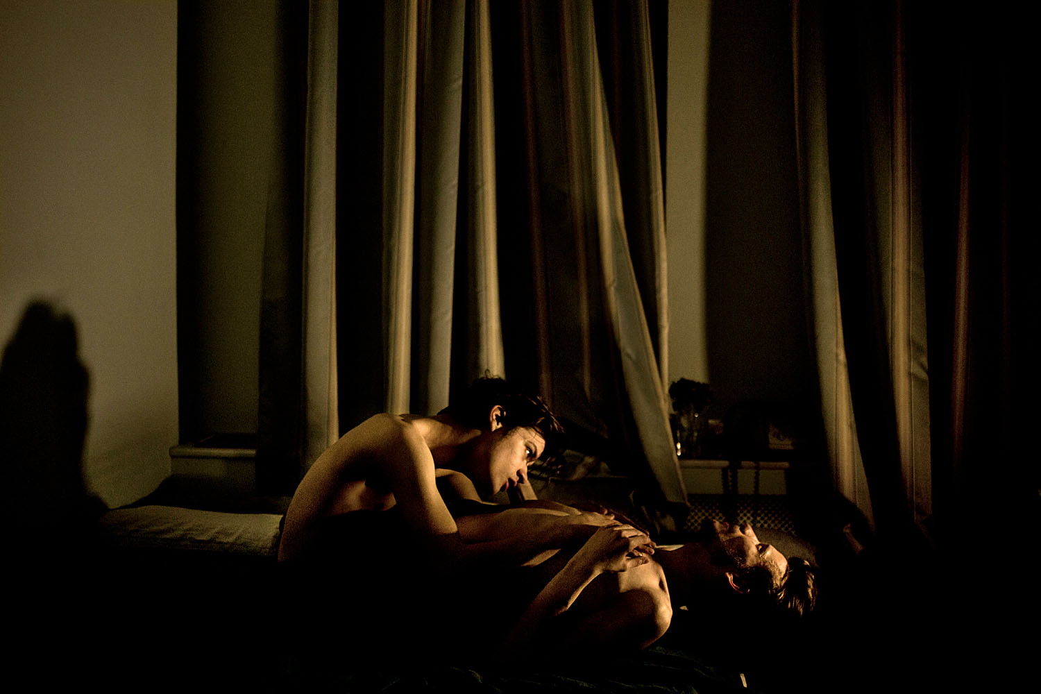 Meleg szerelmespár intim jelenete egy kis szentpétervári lakásban