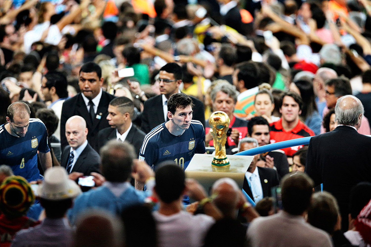 A végjáték: Lionel Messi szemez a világbajnoki trófeával Rióban (sport, I. díj)