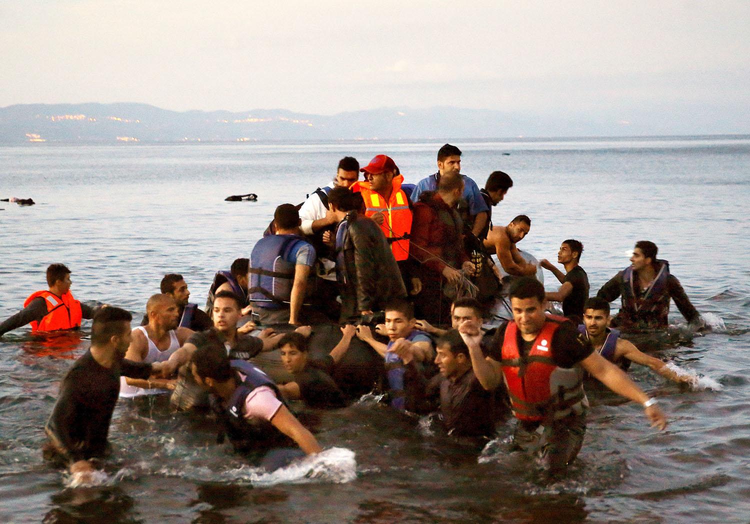 Menekültek érkeznek a görög partokhoz 