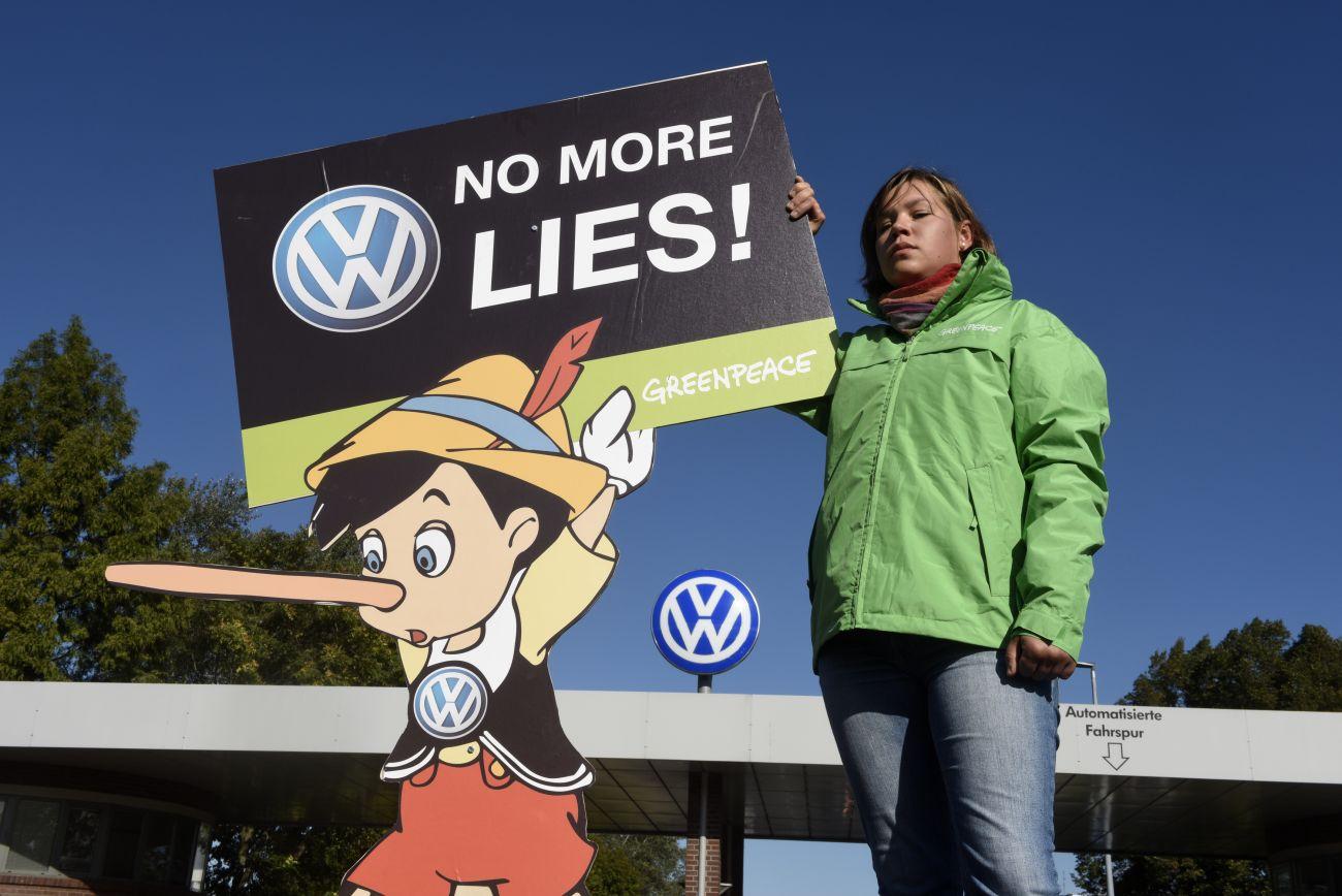 „Soha többé  hazugságot!” – Greenpeace-aktivisták tiltakozó akciója pénteken a Volkswagen wolbsurgi üzeménél