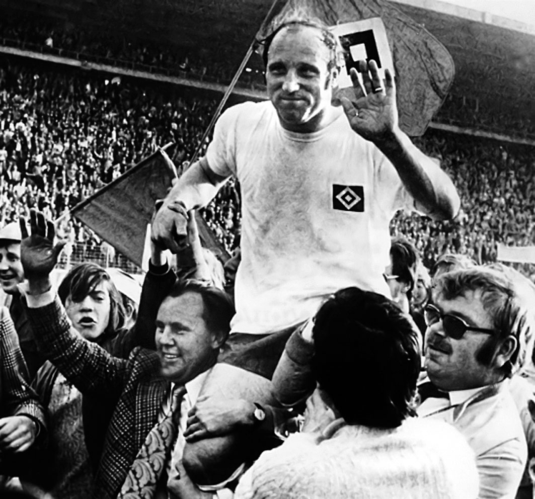 Mészöly Kálmán 1964-ben együtt játszott vele, 1972-ben – szintén az Európa-válogatott tagjaként – elbúcsúztatta: Uwe Seeler