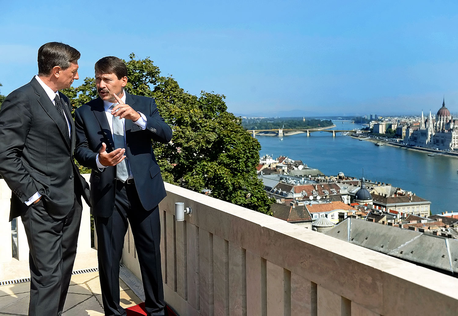 Áder János és Borut Pahor szlovén államfő a Sándor-palota erkélyén. Nem olyan rosszak a kilátások