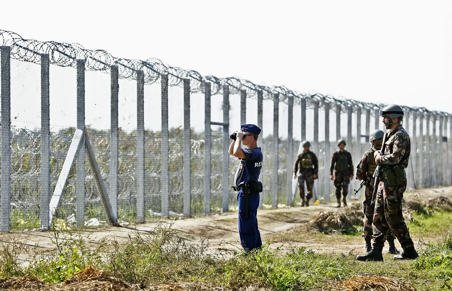 Rendőrök és katonák a határon. Nem látják a jövőt