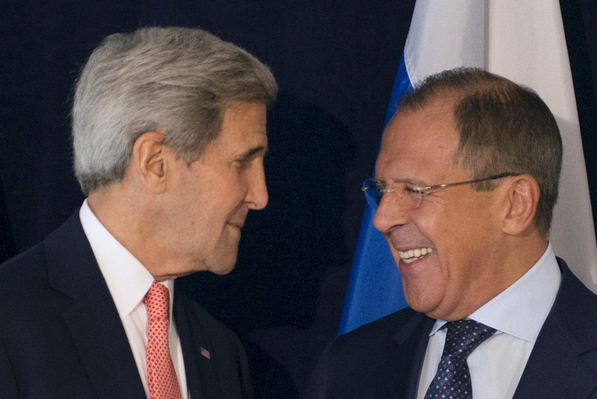 Lavrov John Kerry amerikai külügyminiszterrel. Szerinte az Oroszország elleni szankciók ellentétben állnak a fenntarthatósági célokkal