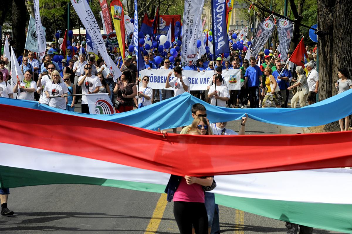 Szakszervezeti felvonulás 2013-ban a Kós Károly sétányon. A társadalmi párbeszéd témavilága szinte teljesen kiveszett a nyilvánosságból