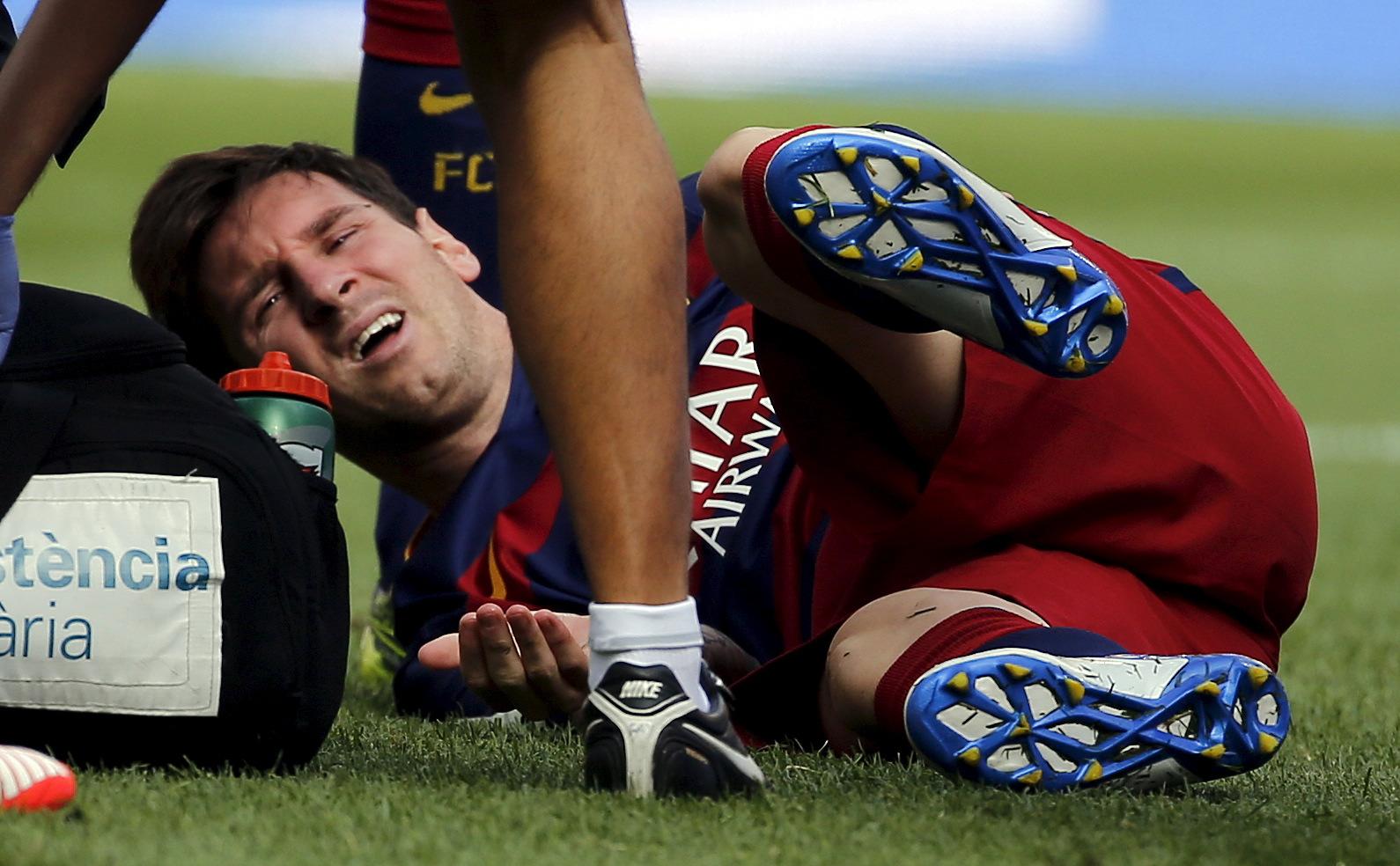 Lionel Messit ápolják térdsérülése után
