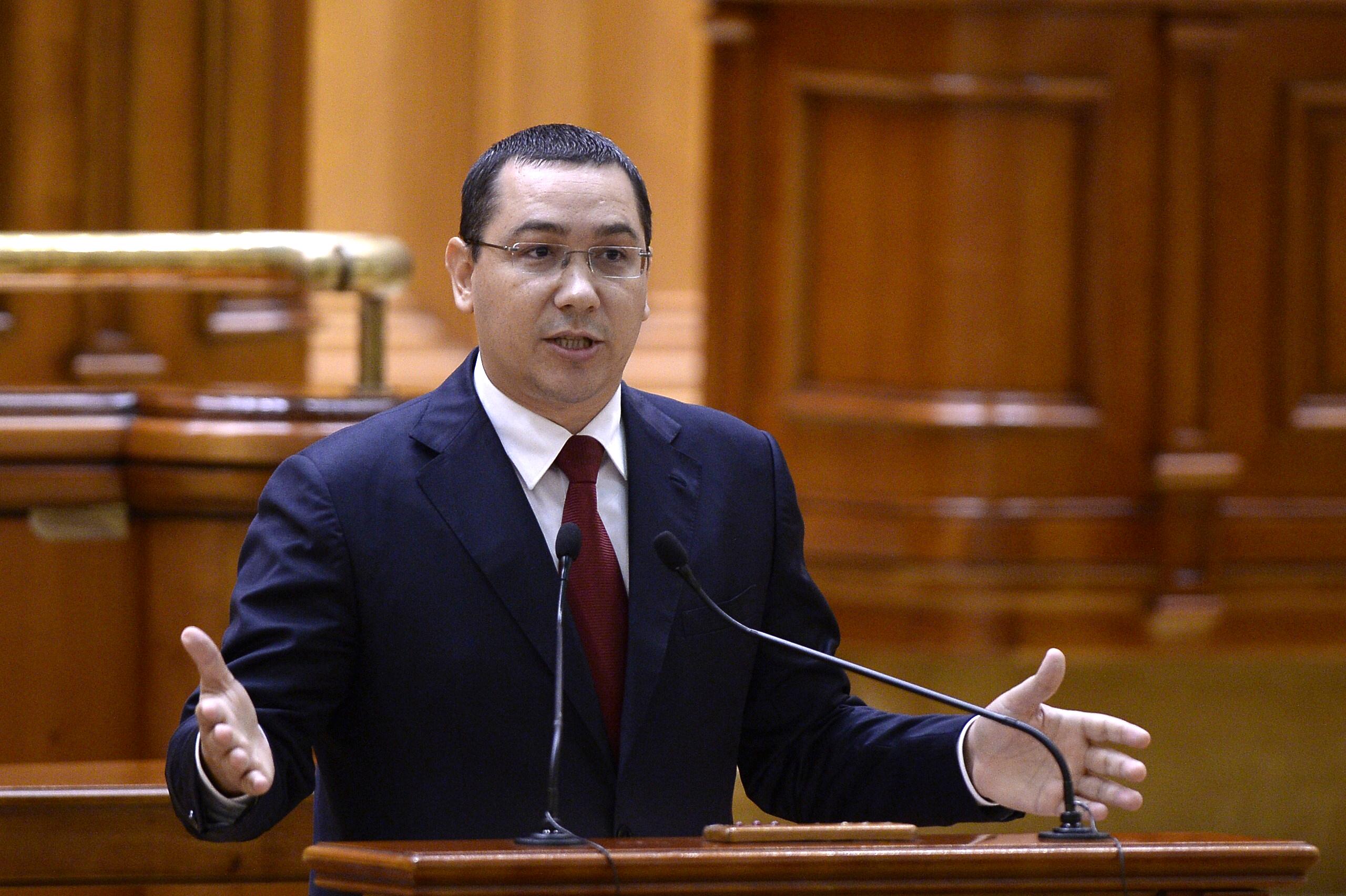 Victor Ponta szónokol a parlamentben a bizalmatlansági szavazás előtt