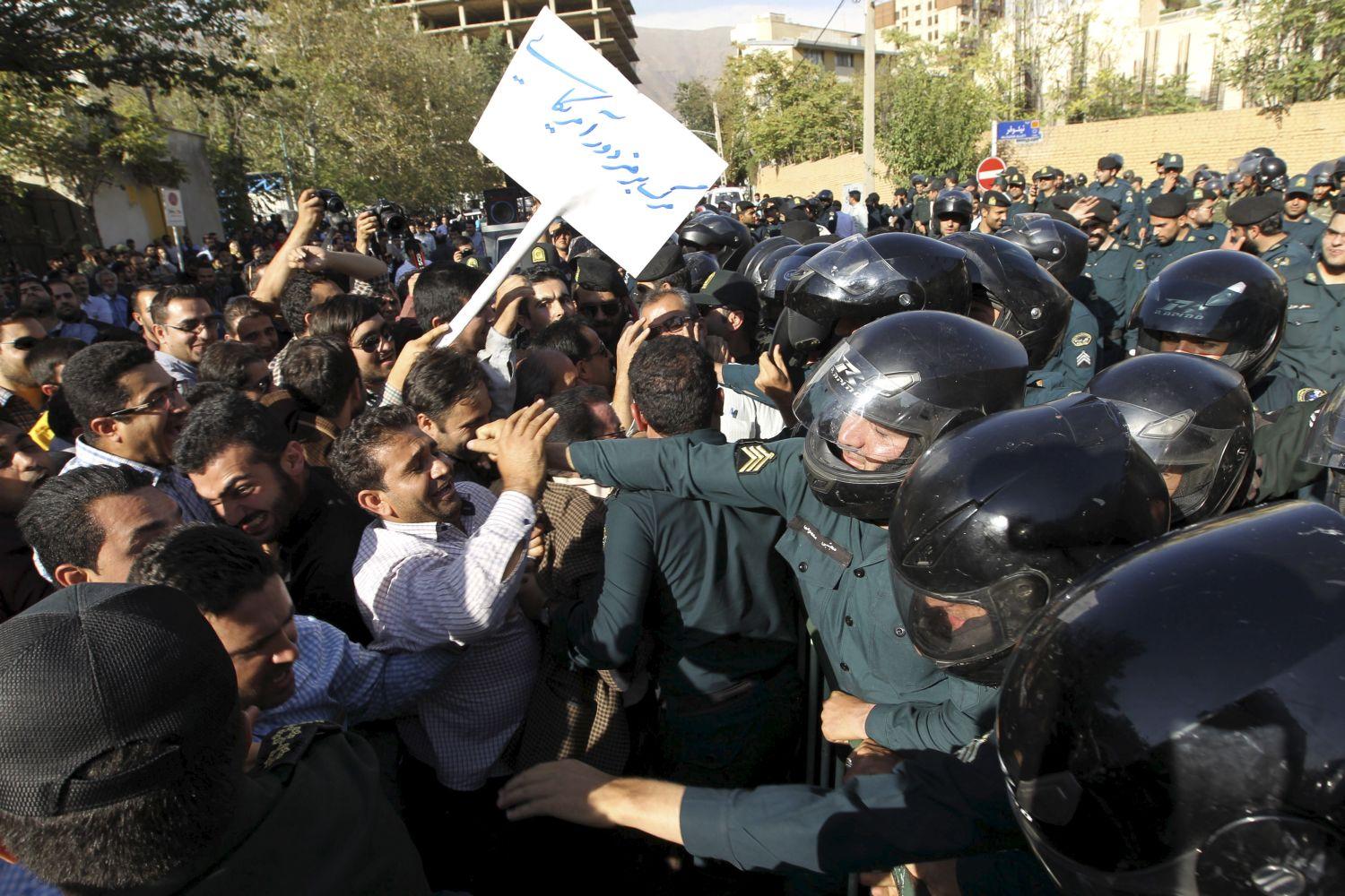 Szaud-Arábiát hibáztatják a tragédiáért azok az irániak, akik rendőrökkel csaptak össze Teheránban, a szaudi nagykövetség előtt