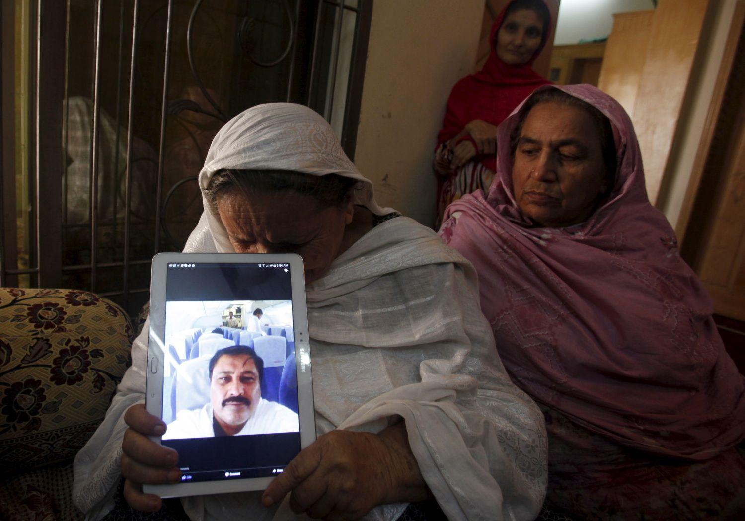 Iqbal Bano a fiát siratja, aki Pakisztánból ment a mekkai zarándoklatra