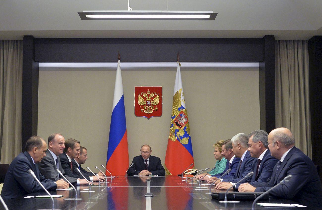 Putyin kedden az novo-ogarjovói elnöki rezidencián azorosz nemzetbiztonsági tanács ülésén. Összhang