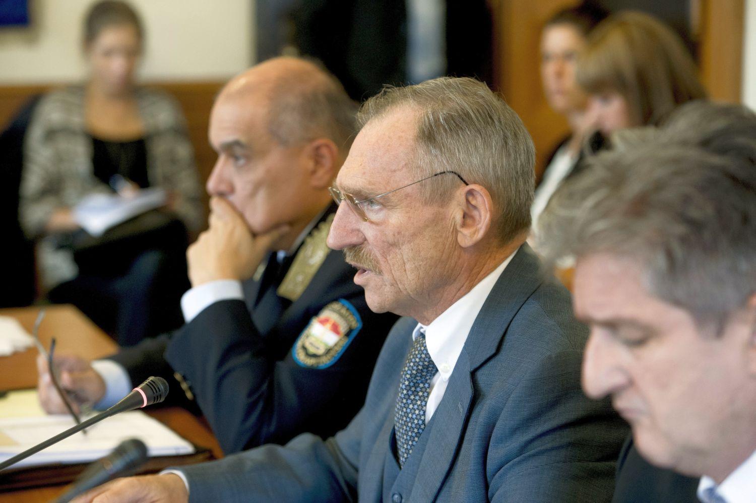 Pintér Sándor meghallgatása az Országgyűlés honvédelmi és rendészeti bizottságában