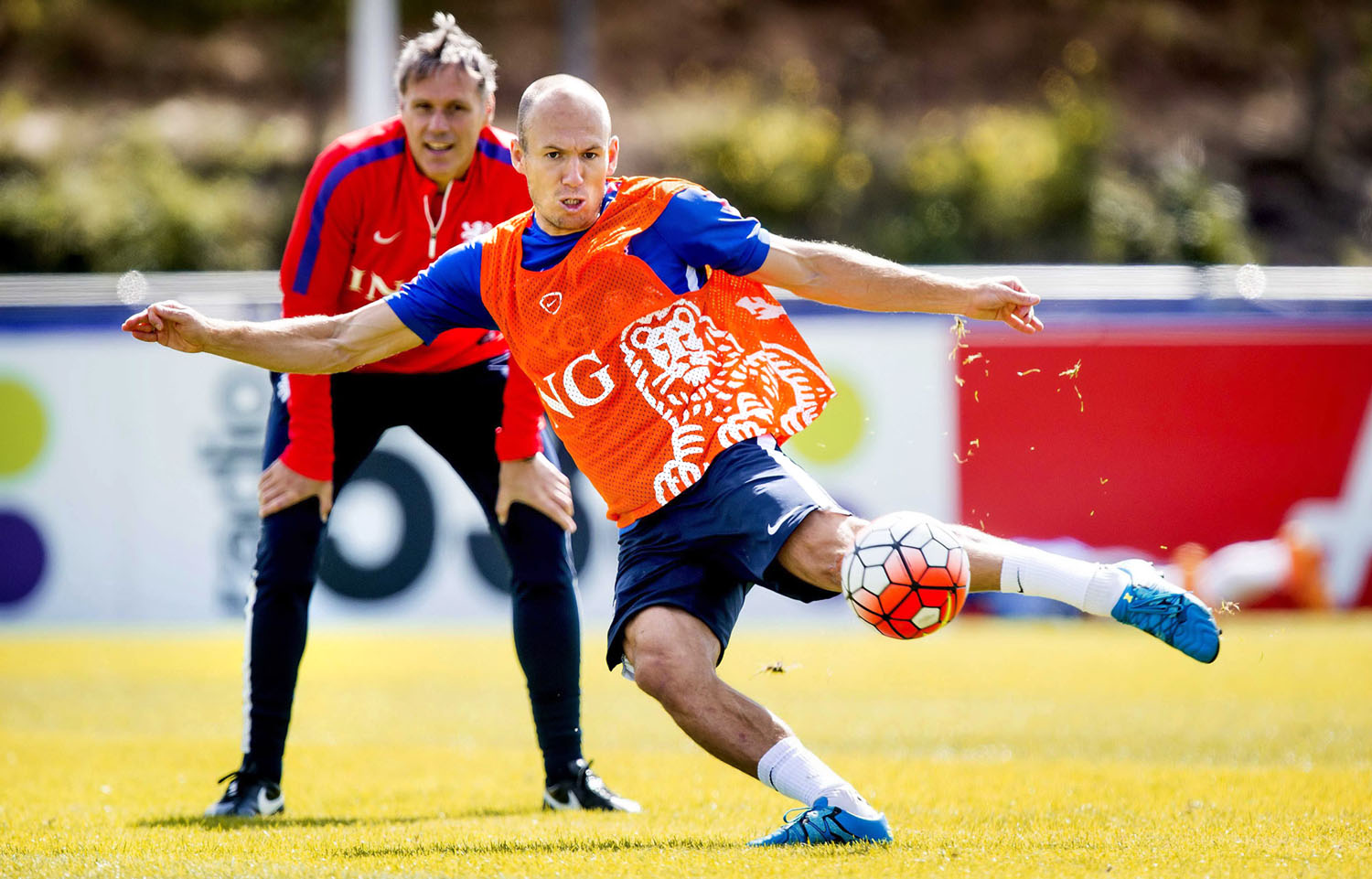 Klasszis kettős: Arjen Robben mozdulatát a másodedzőként tevékenykedő korábbi csillag, Marco van Basten figyeli Amszterdamban a hollandok Izland elleni, verejtékesnek ígérkező meccse előtti utolsó tréningen