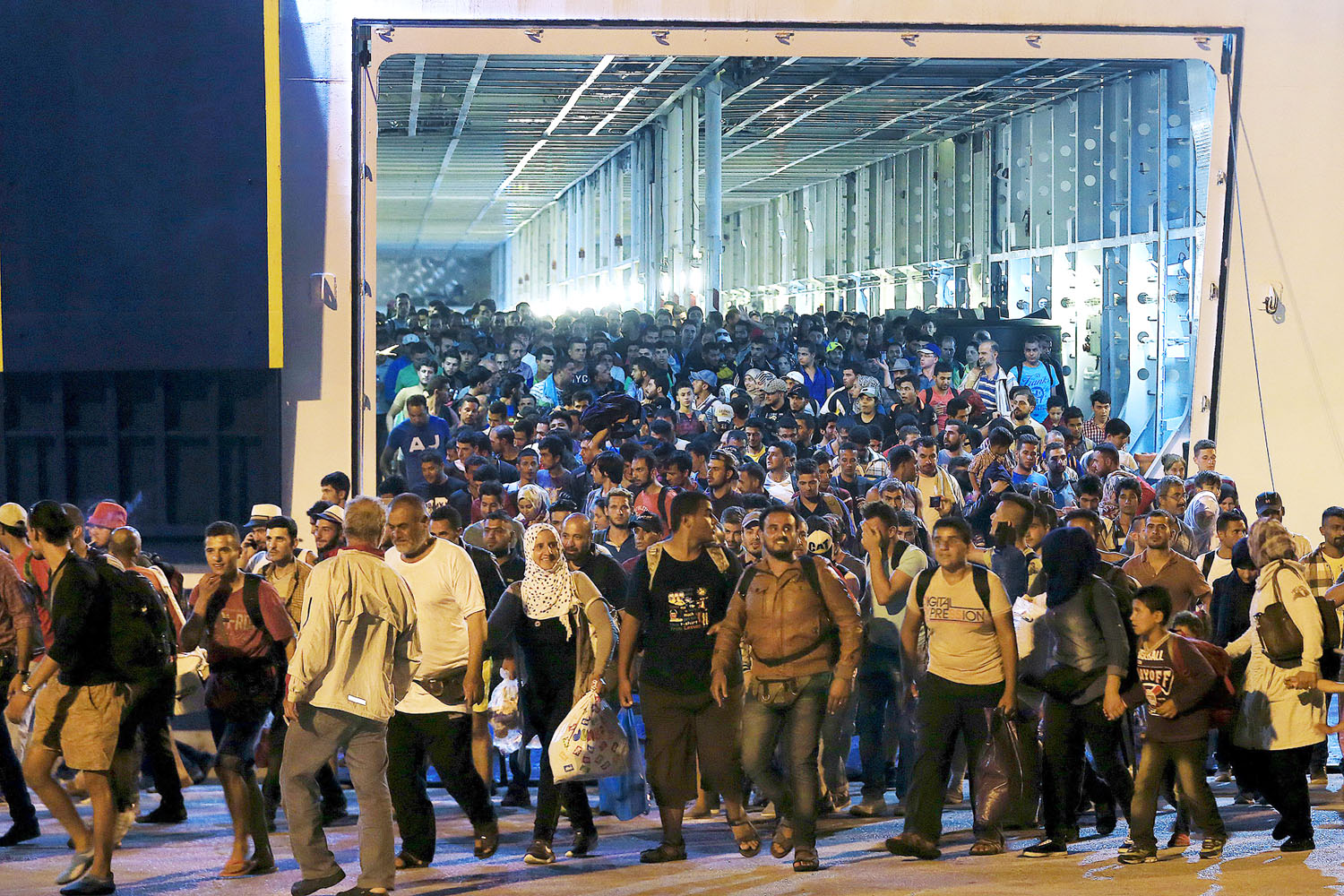 Pireuszban 4200 menekült szállt partra