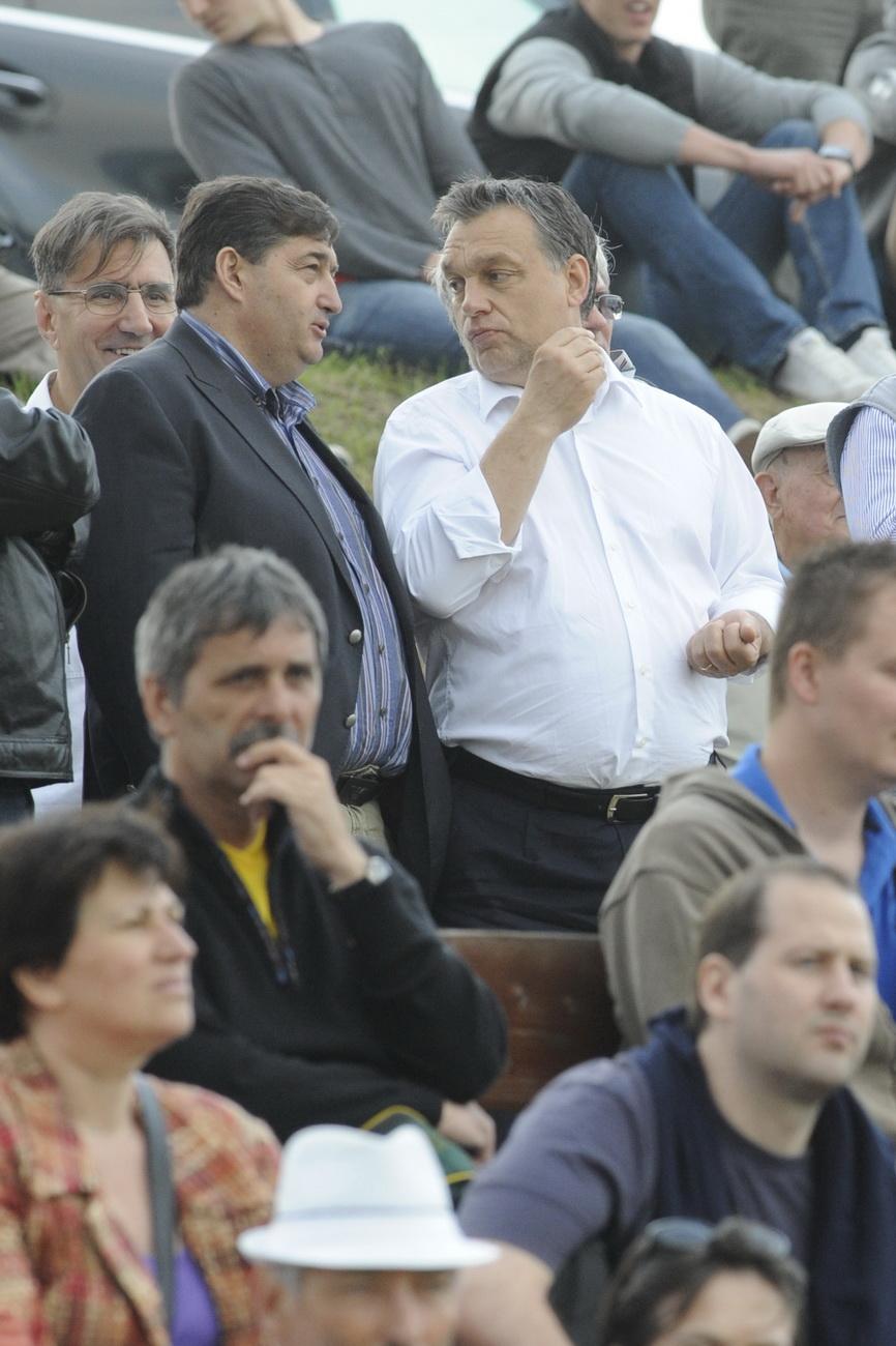 Mészáros Lőrinc és Orbán Viktor a lelátón. Még mindig