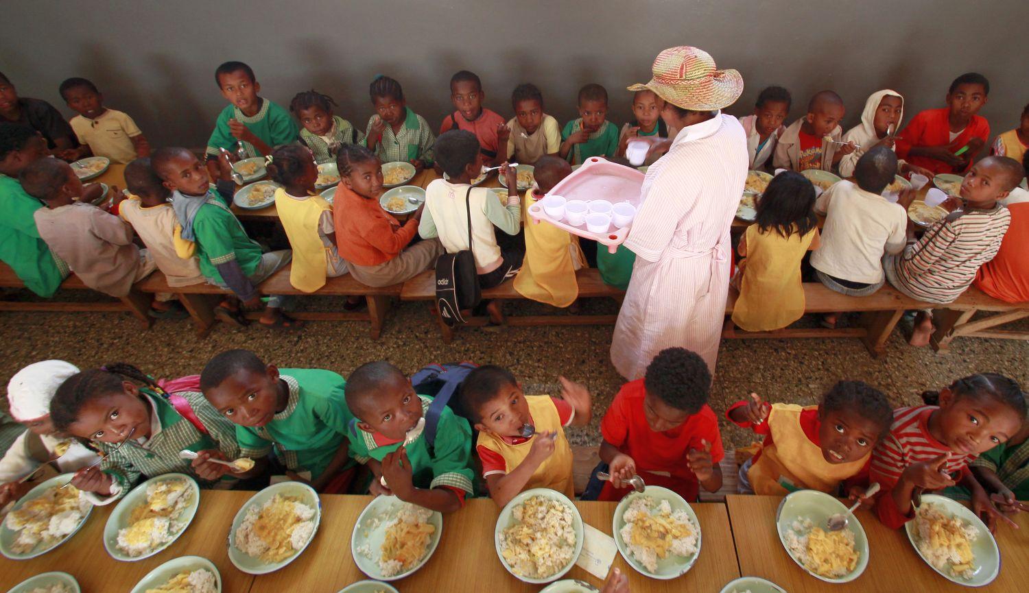 Madagaszkári gyerekek Antananarivo egyik külvárosában. Sok gyerek az ENSZ világélelmezési programjának (WFP) köszönhetően jut ételhez