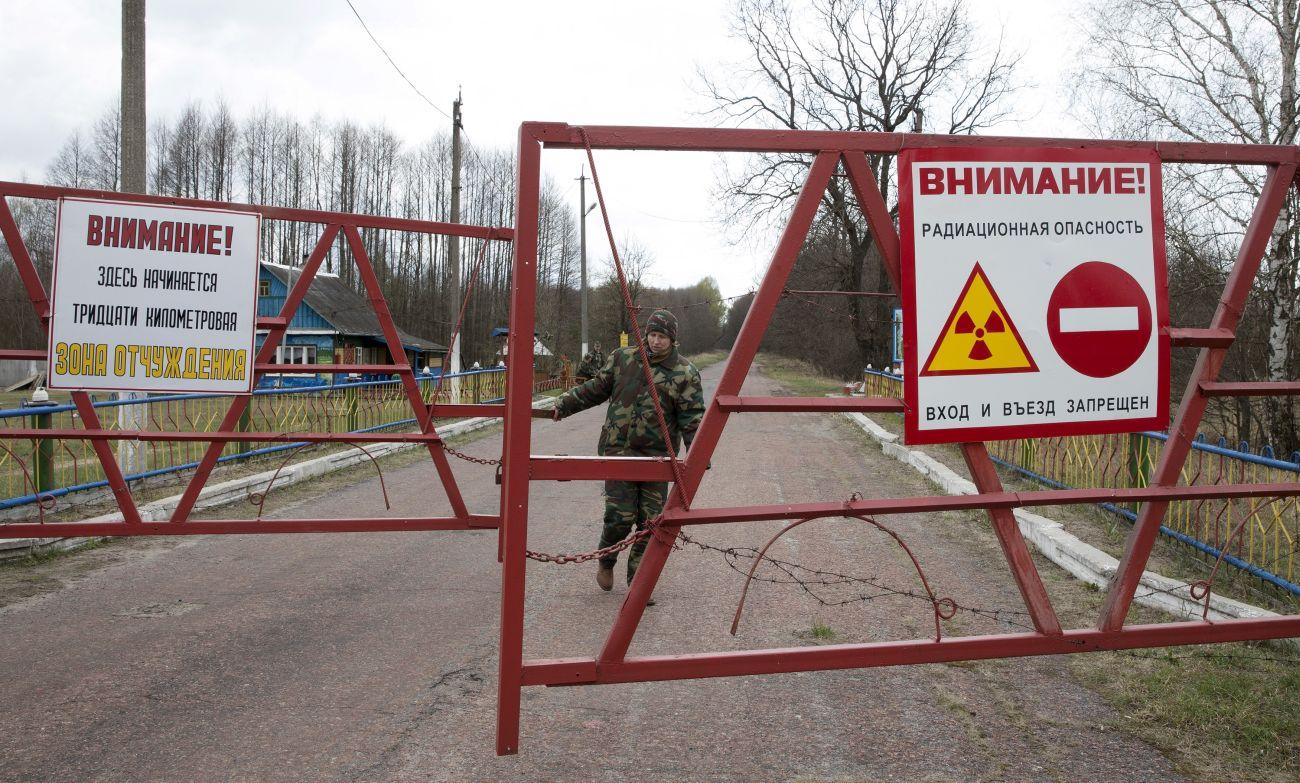 A Csernobilt körülvevő 30 kilóméteres szennyezett zóna kapuja