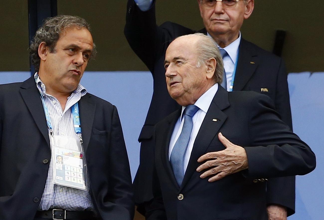 Michel Platini (b) és Sepp Blatter a brazíliai vb-n