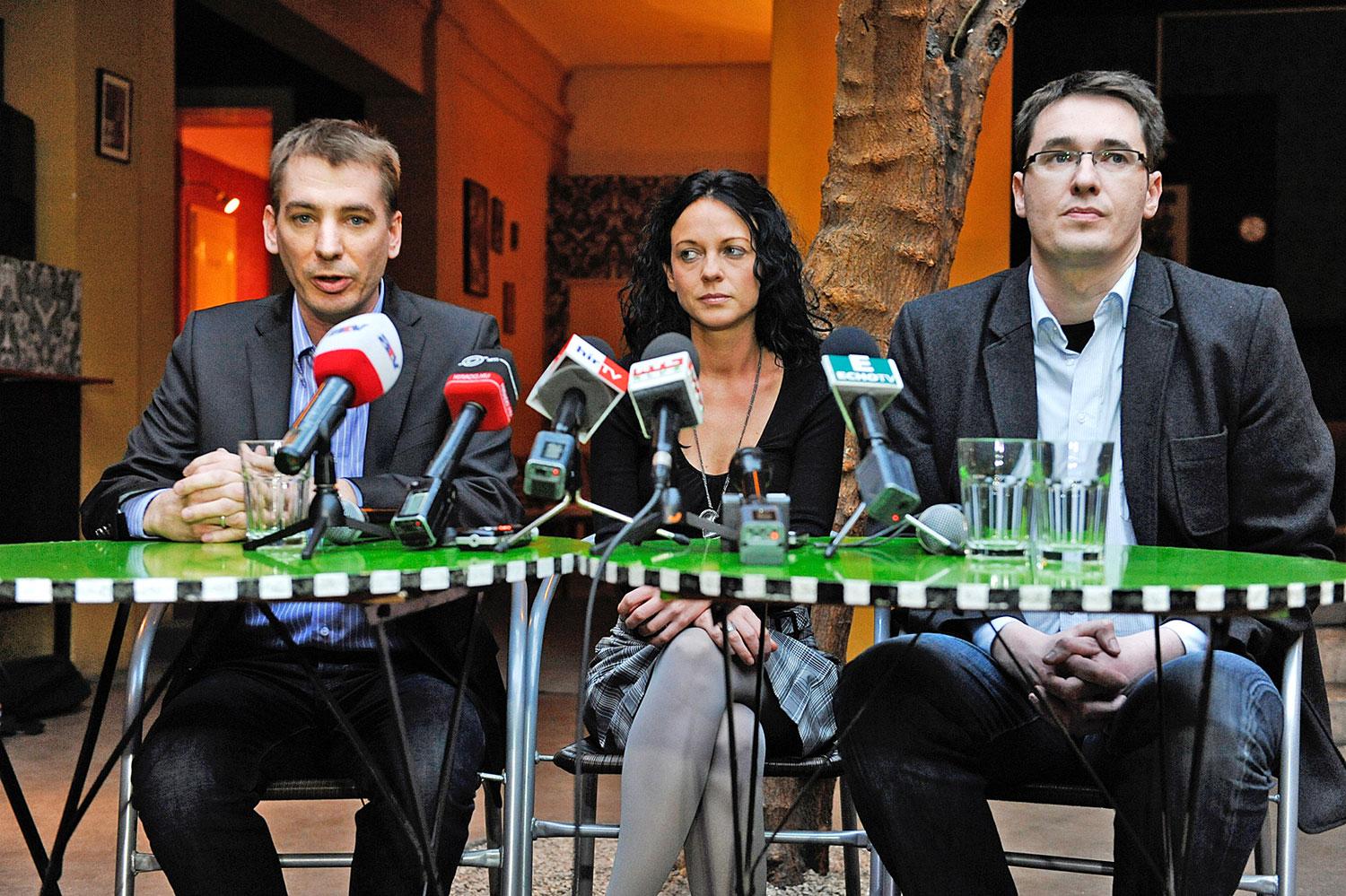 A PM arcai: Jávor Benedek, Szabó Tímea és Karácsony Gergely. Külön-külön sikeresek, de a pártjuk alig mérhető