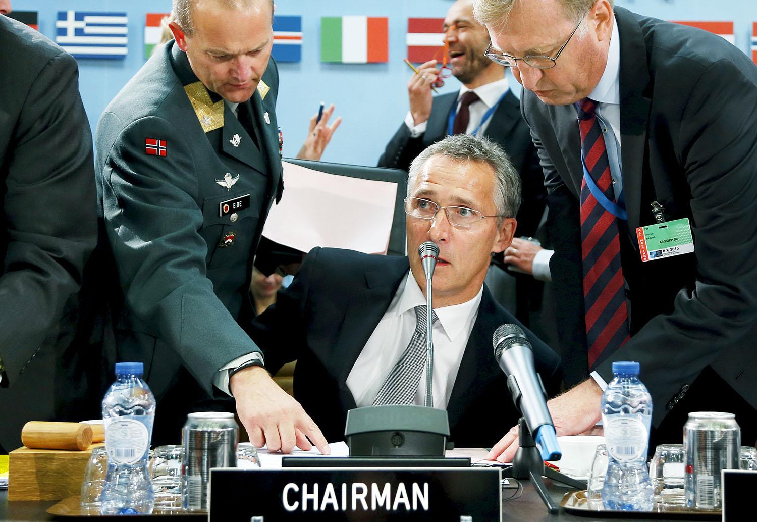 Stoltenberg NATO-főtitkár (középen) 28 ország véleményét gyűjti be a válasz előtt