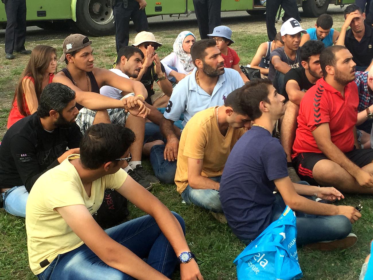 A menekültek tiltakozásképp leültek a földre