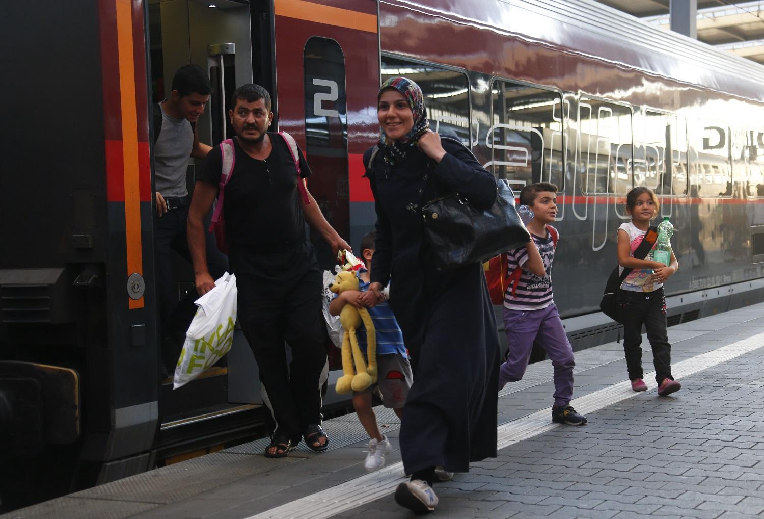 Egy menekültcsalád száll le a müncheni pályaudvaron