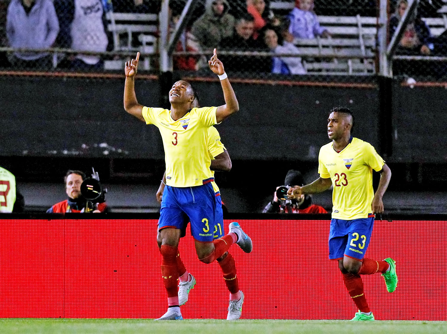 Erazo (3) az első ecuadori gól után