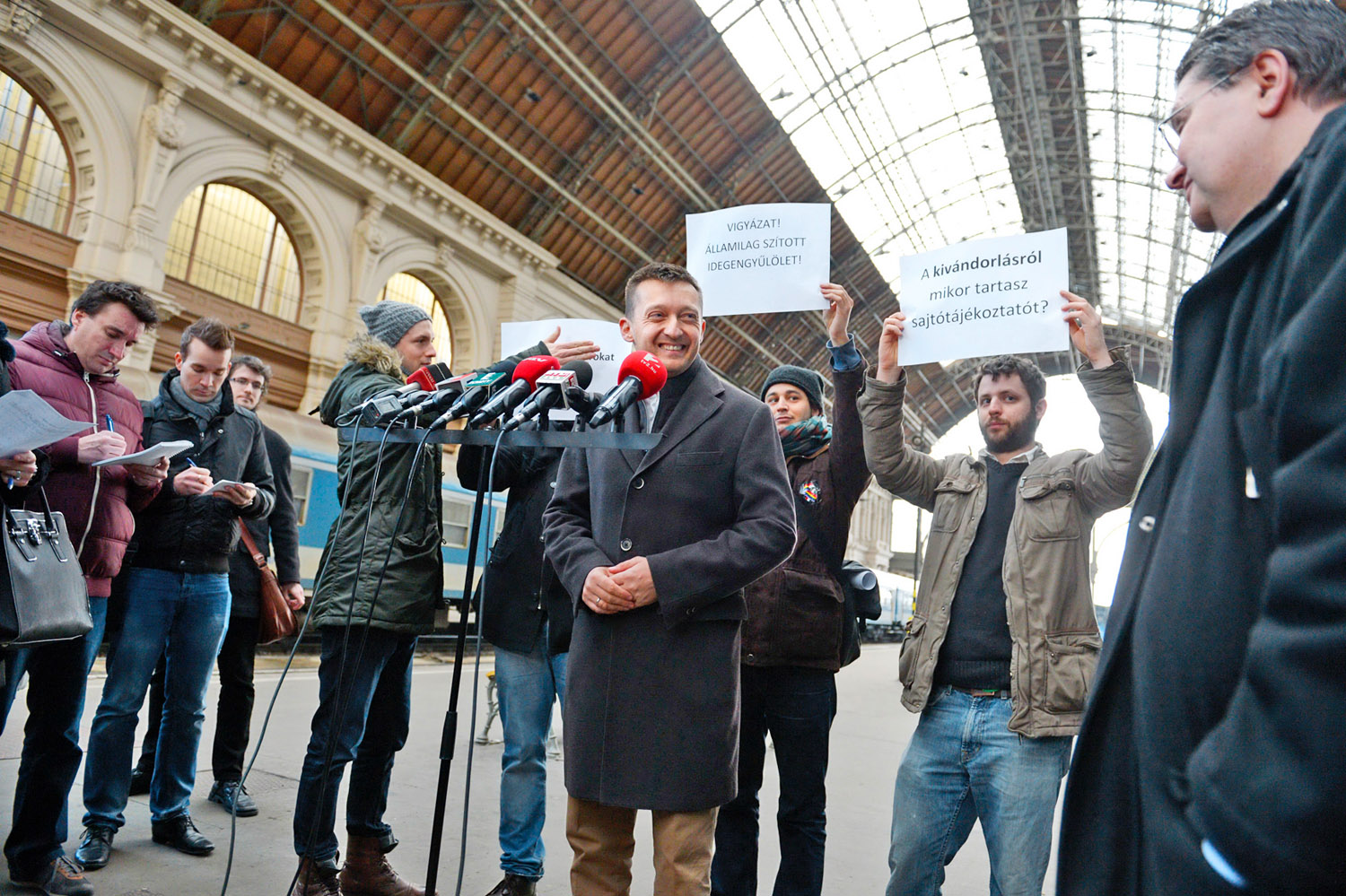 Idén februárban a Keleti pályaudvaron sürgetett szigorítást bevándorlásügyben Rogán Antal, amikor ellenzéki aktivisták zavarták meg a sajtótájékoztatóját 