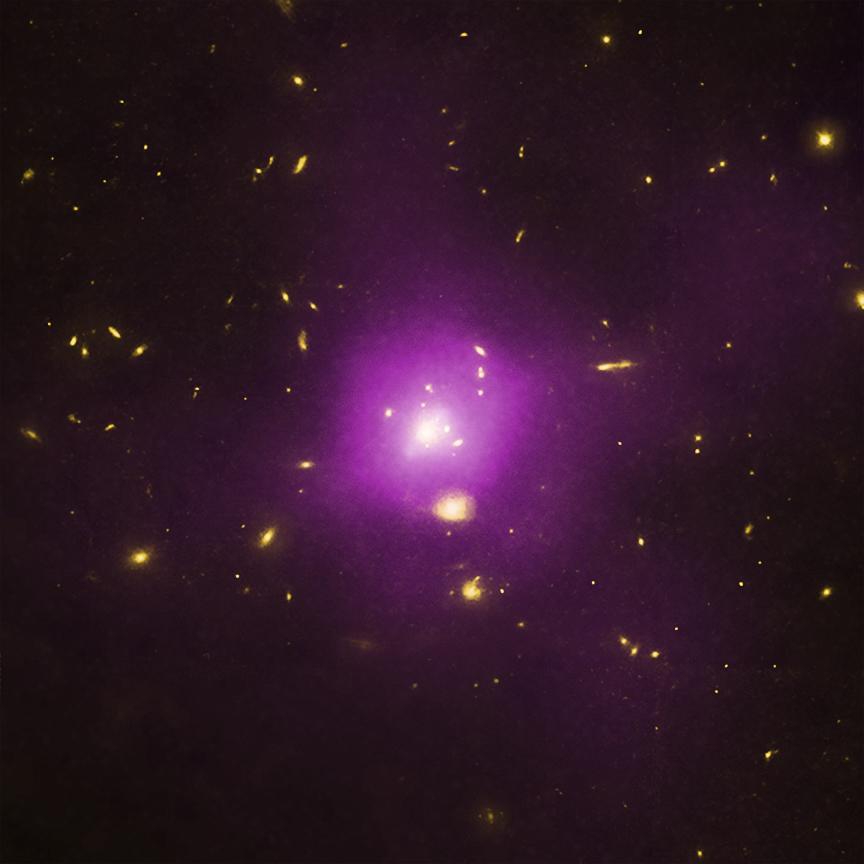 Ezen a képen a 3C295-ös galaxishalmazt látjuk. A rózsaszín terület szuperforró gázra utal, a sárga régiók pedig önálló galaxisokra. Az ilyen halmazok óriási mennyiségű sötét anyagot tartalmaznak, ami 